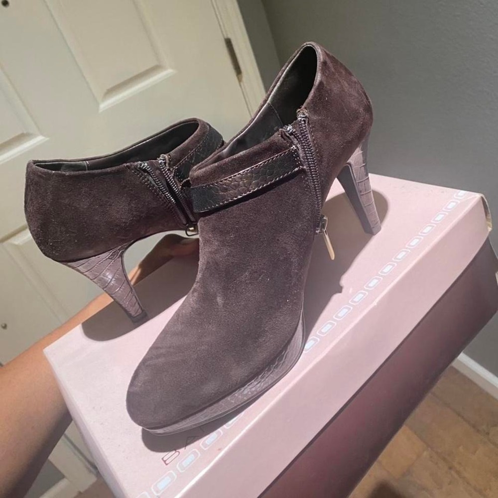 Bandolino Purple suede pumps with buckle detail‎ size 9